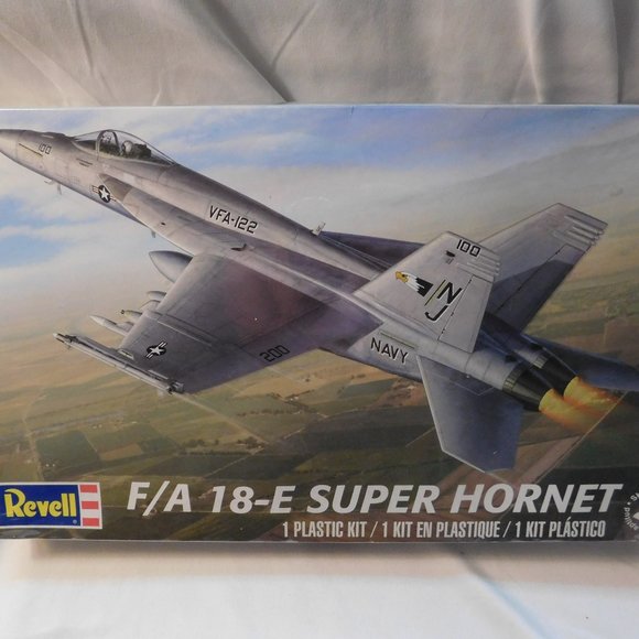 Revell F/A 18-E Super Hornet Model Airplane Kit 1:48 Scale NEW SEALED BOX 2011 - Picture 1 of 4